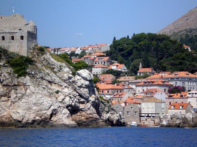 Passing the walled town of Dubrovnik © SW